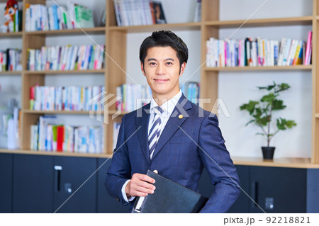 弁護士 若い男性 弁護士 若い男性 92218821