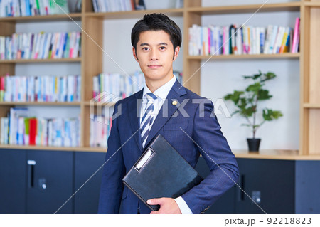弁護士　若い男性 92218823