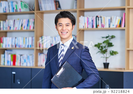 弁護士 若い男性 弁護士 若い男性 92218824