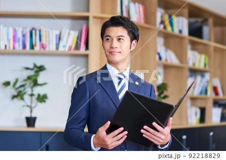 弁護士 若い男性 弁護士 若い男性 92218829