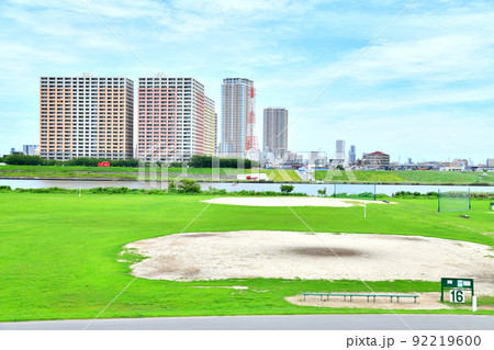 江戸川グラウンド越しに市川駅方面を望む(東京都江戸川区)【2022.7】 92219600