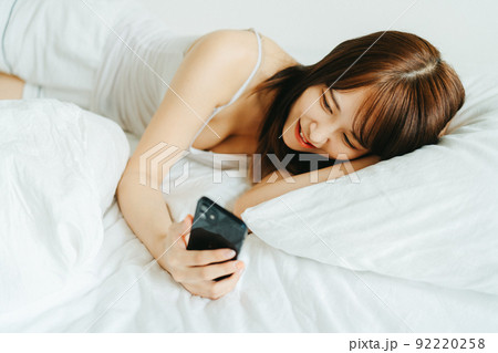 リラックスして寝そべる若い女性 リラックスして寝そべる若い女性 92220258