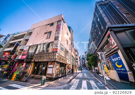 日本の東京都市景観 BA.5感染爆発…行動制限はないが…。エスプラナード赤坂通り周辺は…=7月1日 日本の東京都市景観 BA.5感染爆発…行動制限はないが…。エスプラナード赤坂通り周辺は…=7月1日 92220929