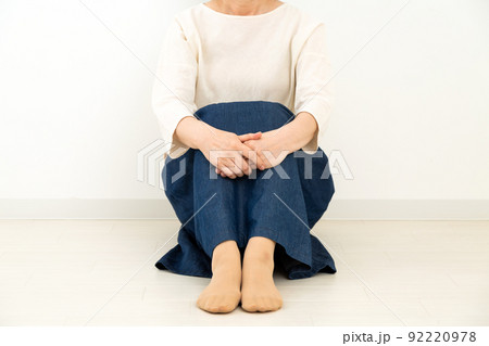 室内の床に座るミドル女性 92220978