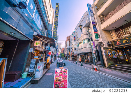 日本の東京都市景観 BA.5感染爆発…行動制限はないが…。エスプラナード赤坂通りは…＝7月1日 92221253