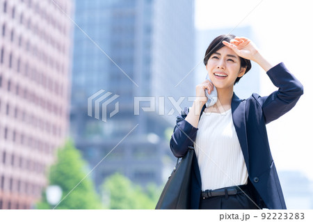 女性 ビジネス 通勤 オフィス ビジネスウーマン 女性 ビジネス 通勤 オフィス ビジネスウーマン 92223283