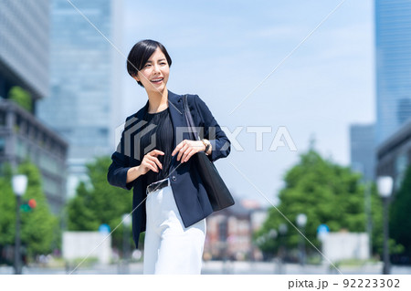 女性　ビジネス　通勤　オフィス　ビジネスウーマン 92223302