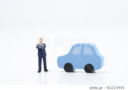 車について悩む男性 車について悩む男性 92223491