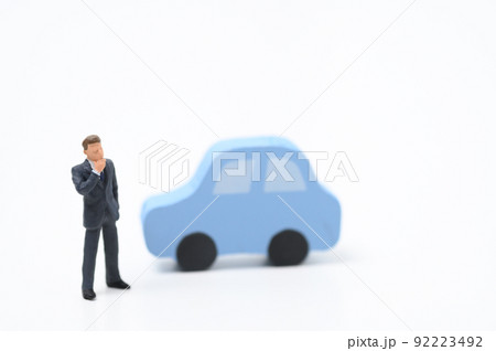 車について悩む男性 車について悩む男性 92223492
