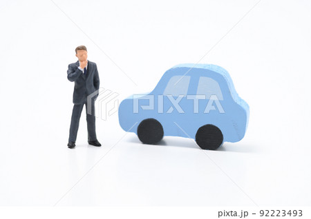 車について悩む男性 車について悩む男性 92223493