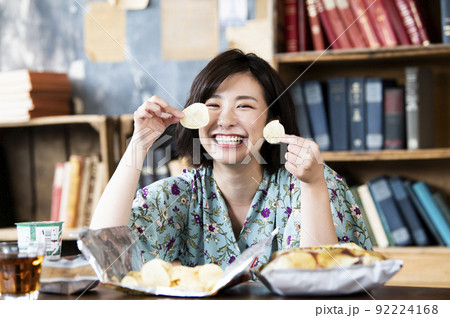 ポテトチップスを食べる女性 92224168