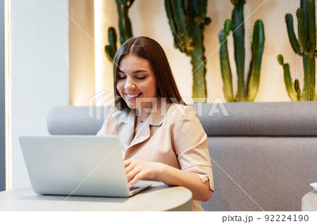 Young businesswoman using a laptop during a coffee break in coffeeshop 92224190