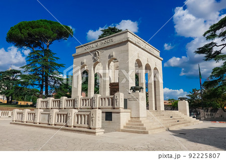 ローマ・ジャニコロの丘に建つガリバルディ軍の霊廟 ローマ・ジャニコロの丘に建つガリバルディ軍の霊廟 92225807