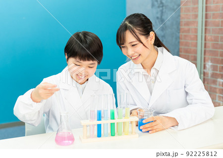 科学教室（ブルーバック、講師、生徒、白衣 92225812