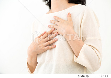 胸の痛みに苦しむミドル女性 92225844