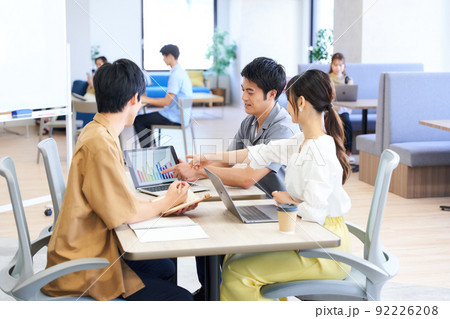 ミーティング　会議　クリエイティブオフィス　シェアオフィス　フリーアドレス 92226208