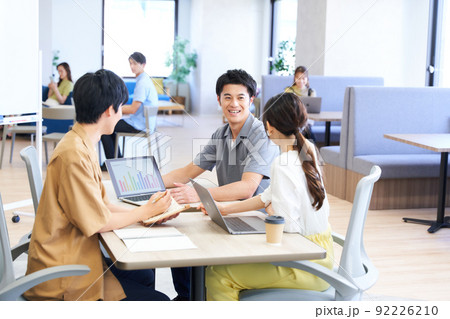 ミーティング　会議　クリエイティブオフィス　シェアオフィス　フリーアドレス 92226210