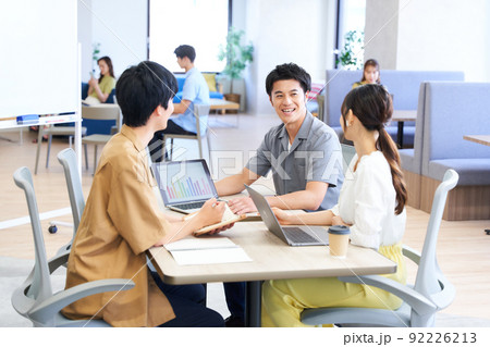 ミーティング　会議　クリエイティブオフィス　シェアオフィス　フリーアドレス 92226213