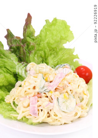 サラスパ　サラダスパゲッティ　パスタを使ったサラダ　明るい背景 92226919
