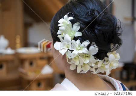 結婚式の準備している新婦のヘアーセットを後ろから 92227166