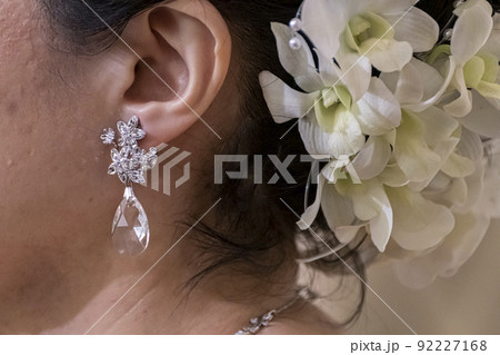 結婚式を控えている新婦のイヤリングを接写 結婚式を控えている新婦のイヤリングを接写 92227168