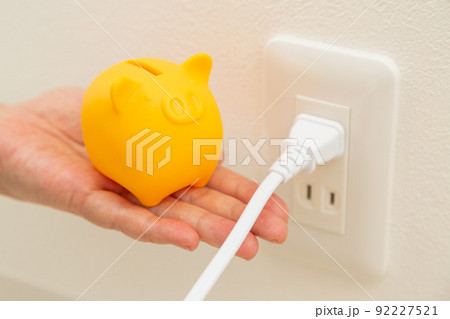 コンセントと豚の貯金箱(電気代イメージ) コンセントと豚の貯金箱(電気代イメージ) 92227521