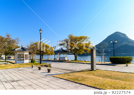 美しい天草諸島を背景に三角西港公園からの景色　公園内風景 92227574