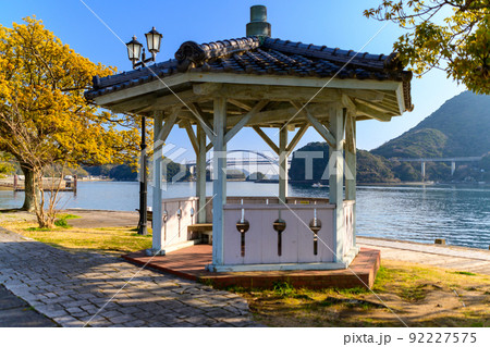 天草橋を背景に公園休憩場風景　三角西港公園からの景色 92227575