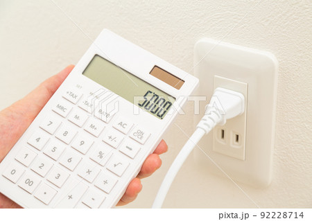 コンセントと電卓(電気代イメージ) コンセントと電卓(電気代イメージ) 92228714