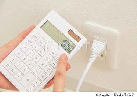 コンセントと電卓(電気代イメージ) コンセントと電卓(電気代イメージ) 92228719