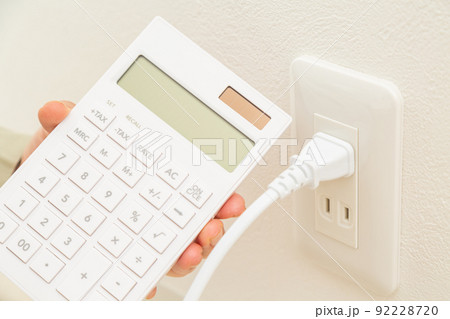 コンセントと電卓(電気代イメージ) コンセントと電卓(電気代イメージ) 92228720