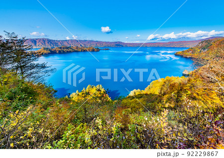 青森県 紅葉に染まる十和田湖　～発荷峠展望台から～ 92229867