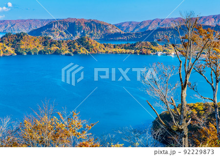 青森県 紅葉に染まる十和田湖 ~発荷峠展望台から~ 青森県 紅葉に染まる十和田湖 ~発荷峠展望台から~ 92229873