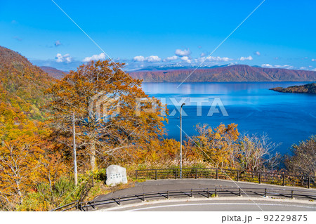 青森県 紅葉に染まる十和田湖　～発荷峠展望台から～ 92229875