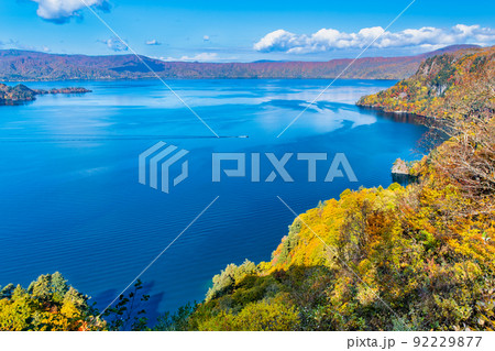 青森県 紅葉に染まる十和田湖　～発荷峠展望台から～ 92229877