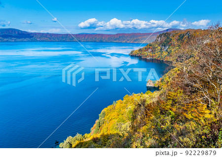 青森県 紅葉に染まる十和田湖　～発荷峠展望台から～ 92229879