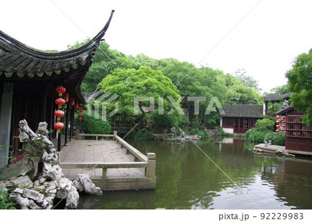 中国 蘇州の古典庭園 同里地区 退思園の光景 蘇州古典園林 世界遺産の中国式庭園 中国 蘇州の古典庭園 同里地区 退思園の光景 蘇州古典園林 世界遺産の中国式庭園 92229983