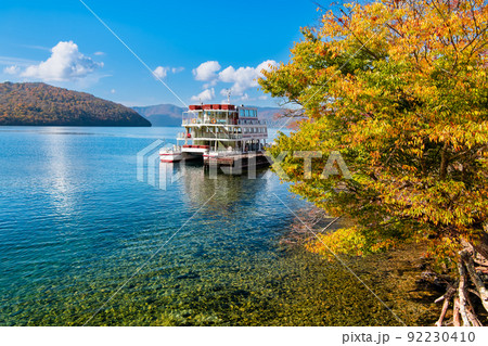 青森県 紅葉に染まる十和田湖 青森県 紅葉に染まる十和田湖 92230410