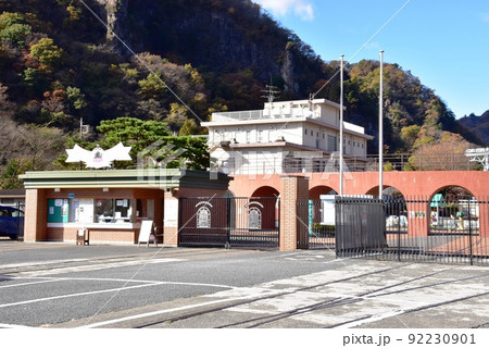 群馬県安中市 碓氷峠鉄道文化村入園口と山並み 群馬県安中市 碓氷峠鉄道文化村入園口と山並み 92230901