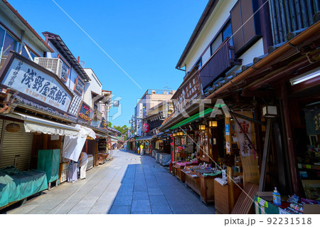 東京都葛飾区柴又の帝釈天参道の(帝釈天方面)様子 92231518