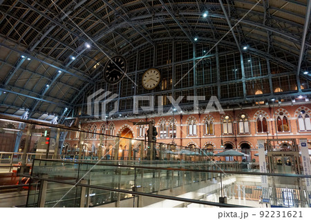 セント・パンクラス駅構内の様子 92231621