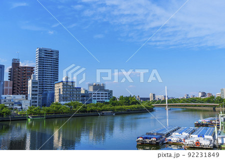 天満橋から大川の風景　夏　新緑の季節【大阪市　天満】 92231849