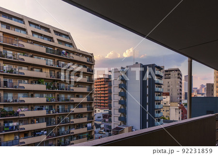 大阪市西区本田1丁目　マンション群と夕景 92231859