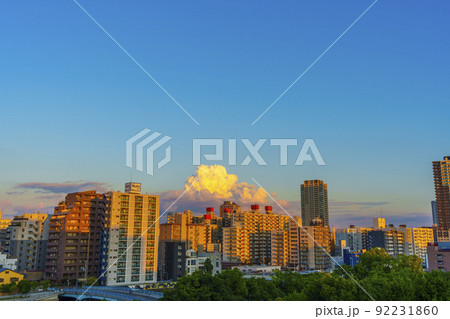 夕日でオレンジ色に染まるビル　夕景　夏空【大阪市西区堀江】 92231860