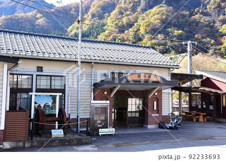 群馬県安中市　信越本線横川駅と紅葉の山並み 92233693