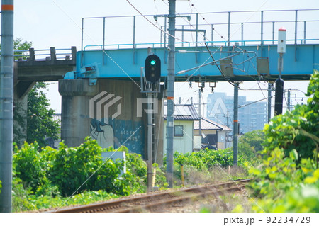 単線区間の瀬戸大橋線と青信号と跨線橋1　岡山県岡山市南区 92234729