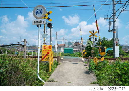 瀬戸大橋線単線区間にある第二寛川踏切と夏の青空1　岡山県岡山市南区 92234742