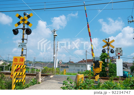 瀬戸大橋線単線区間にある第二寛川踏切と夏の青空3　岡山県岡山市南区 92234747