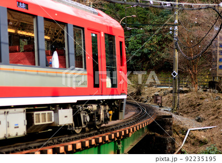 強羅付近のカーブを通過する箱根登山鉄道の車両 強羅付近のカーブを通過する箱根登山鉄道の車両 92235195