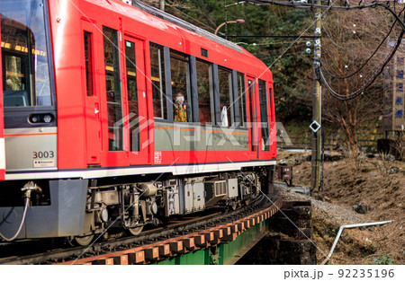 強羅付近のカーブを通過する箱根登山鉄道の車両 強羅付近のカーブを通過する箱根登山鉄道の車両 92235196
